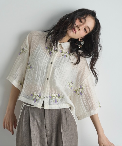 THE YOn（ザヨン）の「フラワーエンブロイダリーシアークロップドシャツ（シャツ/ブラウス・レディース・ブラウン/ブラック/アイボリー・FREE）」の13枚目の写真
