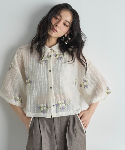 THE YOn（ザヨン）の「フラワーエンブロイダリーシアークロップドシャツ（シャツ/ブラウス・レディース・ブラウン/ブラック/アイボリー・FREE）」の5枚目の写真