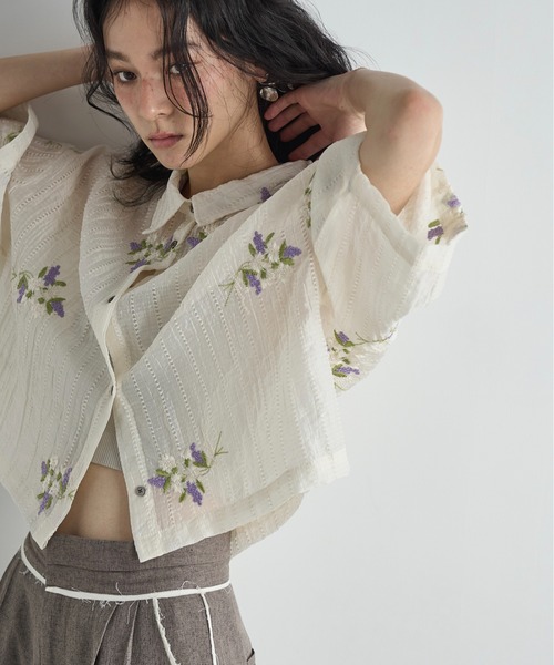 THE YOn（ザヨン）の「フラワーエンブロイダリーシアークロップドシャツ（シャツ/ブラウス・レディース・ブラウン/ブラック/アイボリー・FREE）」の9枚目の写真