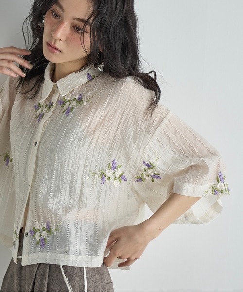 THE YOn（ザヨン）の「フラワーエンブロイダリーシアークロップドシャツ（シャツ/ブラウス・レディース・ブラウン/ブラック/アイボリー・FREE）」の8枚目の写真