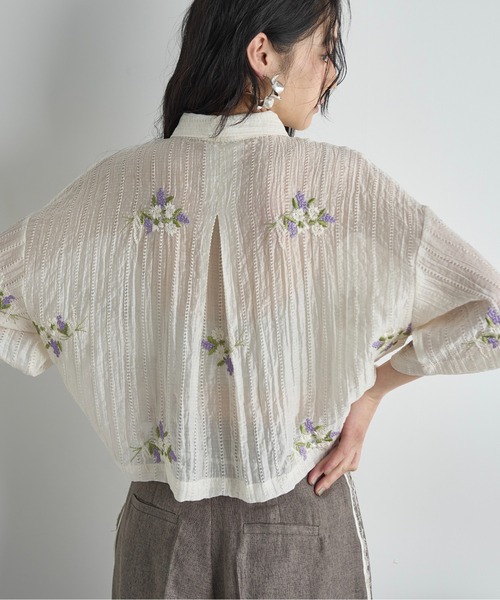 THE YOn（ザヨン）の「フラワーエンブロイダリーシアークロップドシャツ（シャツ/ブラウス・レディース・ブラウン/ブラック/アイボリー・FREE）」の10枚目の写真