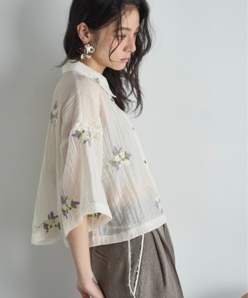 THE YOn（ザヨン）の「フラワーエンブロイダリーシアークロップドシャツ（シャツ/ブラウス・レディース・ブラウン/ブラック/アイボリー・FREE）」の11枚目の写真