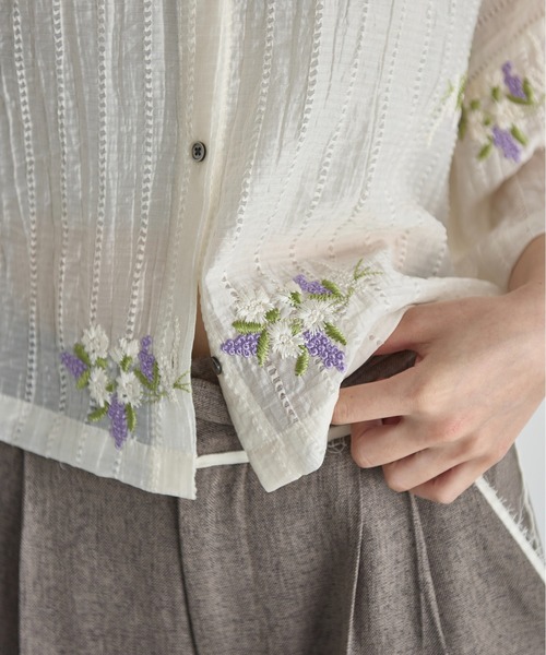 THE YOn（ザヨン）の「フラワーエンブロイダリーシアークロップドシャツ（シャツ/ブラウス・レディース・ブラウン/ブラック/アイボリー・FREE）」の14枚目の写真