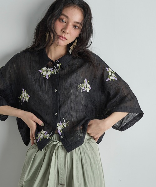 セール】フラワーエンブロイダリーシアークロップドシャツ