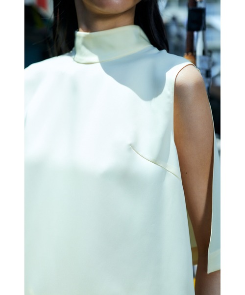 ENFOLD（エンフォルド）の「セミマットサテン スタンドネックタンクトップ（タンクトップ・レディース・アイボリー・38）」の6枚目の写真