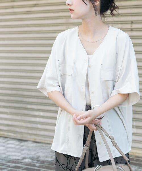 ITEMS URBANRESEARCH(アイテムズ アーバンリサーチ)の「Vネックステッチブラウス(シャツ/ブラウス・レディース・ブラック/ブラウン/ホワイト・FREE)」の1枚目の写真