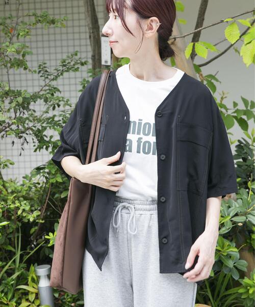 ITEMS URBANRESEARCH(アイテムズ アーバンリサーチ)の「Vネックステッチブラウス(シャツ/ブラウス・レディース・ブラック/ブラウン/ホワイト・FREE)」の2枚目の写真