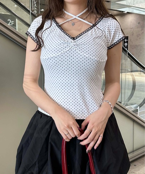 sedacle girl(セダクルガール)の「ドット柄ネックリボントップス(Tシャツ/カットソー・レディース・ブラック/オフホワイト・SMALL/MEDIUM)」の1枚目の写真