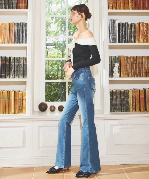 Lallana(ララーナ)の「Pocket Frill Flare Denimpants / ポケットフリルフレアデニムパンツ(デニムパンツ・レディース・インディゴブルー/ブルー・MEDIUM/SMALL)」の4枚目の写真