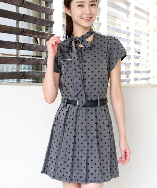 a lot of love(ア ロット オブ ラブ)の「ドットパターン リボンタイ ワンピース(ワンピース・レディース・グレー・M/L/XL)」の1枚目の写真