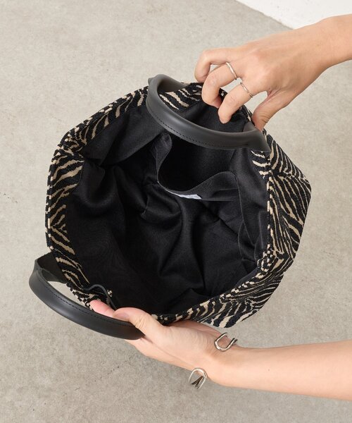 Jena espace merveilleux（ジェナ　エスパスメルヴェイユ）の「ジャガードトートバッグ（トートバッグ・レディース・ブラック/グレー・FREE）」の9枚目の写真