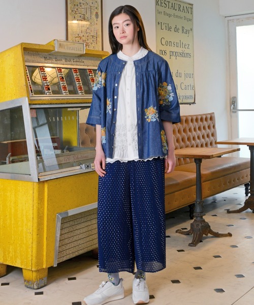 SUPER HAKKA（スーパーハッカ）の「デニム／ツイル　ブロッサムクラスタ刺繍ブルゾンブラウス（シャツ/ブラウス・レディース・カーキ/ネイビー・FREE）」の5枚目の写真