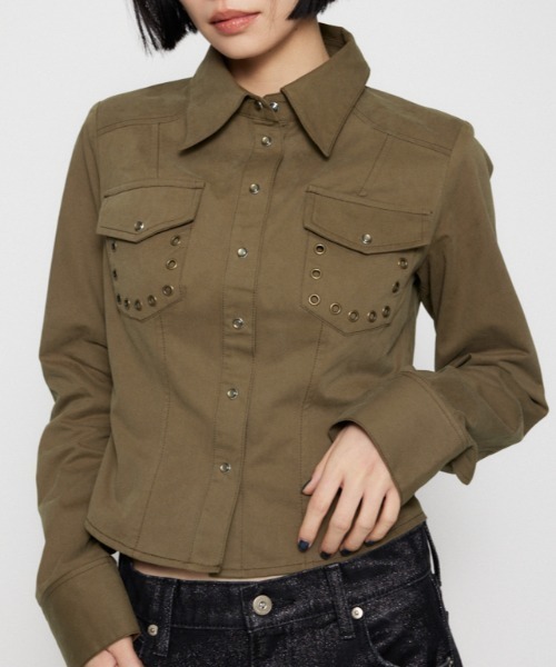 LAGUA GEM（ラグアジェム）の「EYELET POCKET COMPACT シャツ（シャツ/ブラウス・レディース・カーキ/チャコールグレー/アイボリー・FREE）」の3枚目の写真