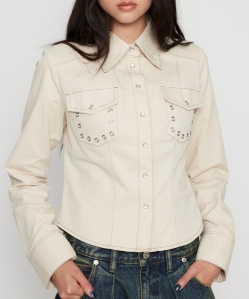 LAGUA GEM（ラグアジェム）の「EYELET POCKET COMPACT シャツ（シャツ/ブラウス・レディース・カーキ/チャコールグレー/アイボリー・FREE）」の2枚目の写真