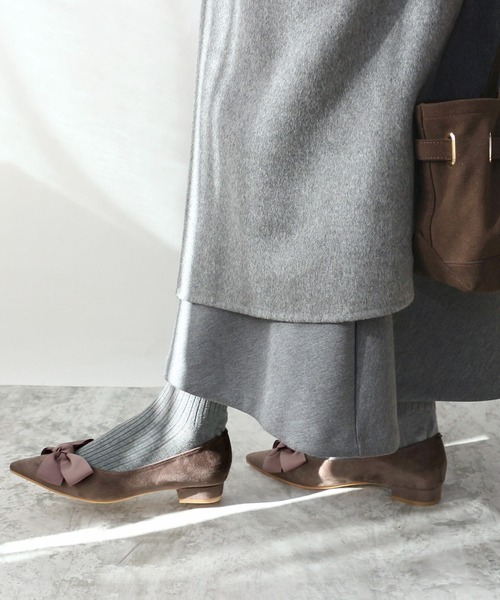 Fin（フィン）の「ポインテッドトゥリボンフラットシューズ【低反発スポンジ入り】（パンプス・レディース・シルバー/ブラック/グレー・24cm/23.5cm/23cm/22.5cm/25cm/24.5cm）」の21枚目の写真