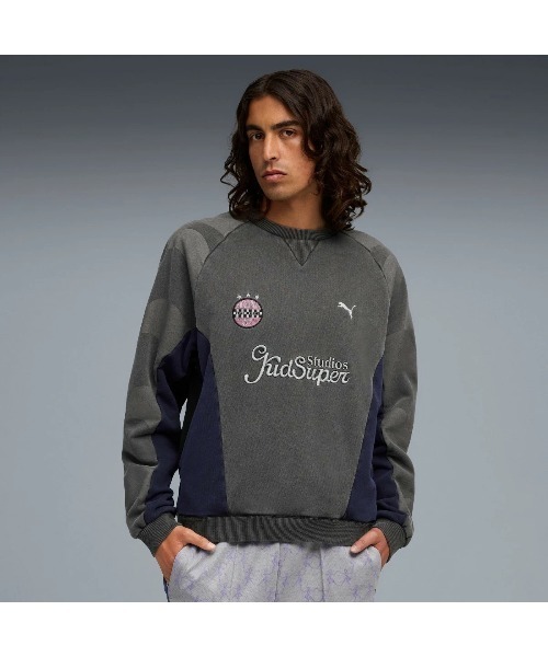 PUMA(プーマ)の「PUMA PUMA x KIDSUPER CREW(プーマ プーマ x キッドスーパー クルー)(スウェット・メンズ・ブラック系/レッド系・MEDIUM/LARGE/X-LARGE)」の1枚目の写真