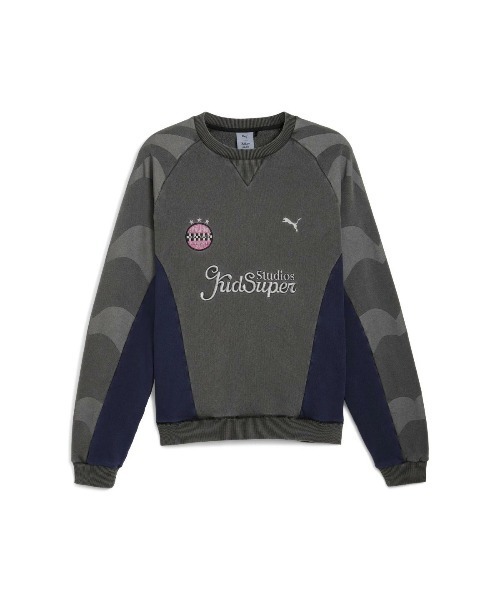 PUMA(プーマ)の「PUMA PUMA x KIDSUPER CREW(プーマ プーマ x キッドスーパー クルー)(スウェット・メンズ・ブラック系/レッド系・MEDIUM/LARGE/X-LARGE)」の3枚目の写真