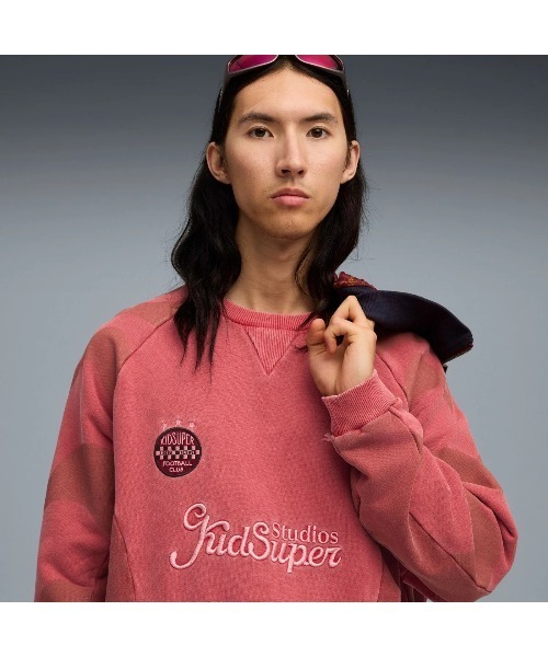 PUMA(プーマ)の「PUMA PUMA x KIDSUPER CREW(プーマ プーマ x キッドスーパー クルー)(スウェット・メンズ・ブラック系/レッド系・MEDIUM/LARGE/X-LARGE)」の8枚目の写真
