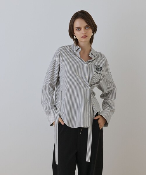 Diagram（ダイアグラム）の「エンブレム刺繍シャツ（シャツ/ブラウス・レディース・サックスブルー/ブラック・38/36）」の2枚目の写真