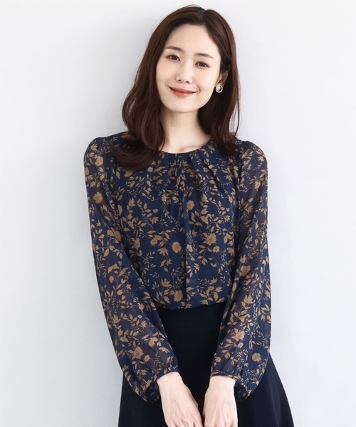 MK MICHEL KLEIN（エムケーミッシェルクラン）の「レトロ花柄ブラウス/洗える（シャツ/ブラウス・レディース・ライトブルー/ネイビー・38）」の2枚目の写真