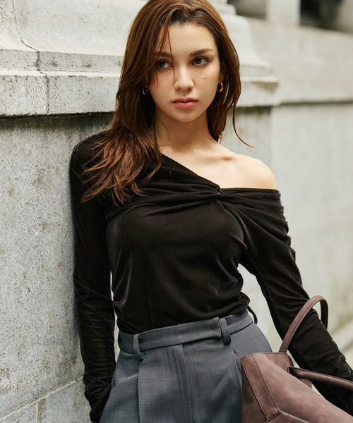 KINO THE KEI(キノザケイ)の「シアー ベロア ツイスト 3WAY トップス KINO THE KEI(Tシャツ/カットソー・レディース・アイボリー/ダークブラウン・フリー)」の8枚目の写真