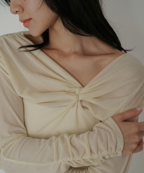 KINO THE KEI(キノザケイ)の「シアー ベロア ツイスト 3WAY トップス KINO THE KEI(Tシャツ/カットソー・レディース・アイボリー/ダークブラウン・フリー)」の3枚目の写真