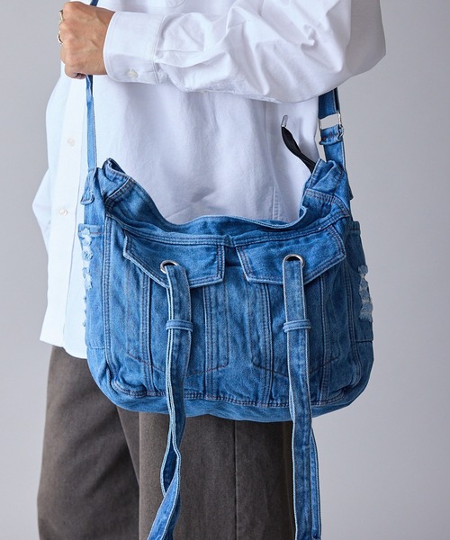 Theater code(シアターコード)の「Wash-Processed Distressed Denim Shoulder Bag / ウォッシュ加工 ダメージデニムショルダーバッグ(ショルダーバッグ・メンズ・ブラック/ライトブルー/ダークブルー・FREE)」の1枚目の写真