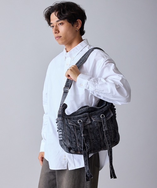 Theater code(シアターコード)の「Wash-Processed Distressed Denim Shoulder Bag / ウォッシュ加工 ダメージデニムショルダーバッグ(ショルダーバッグ・メンズ・ブラック/ライトブルー/ダークブルー・FREE)」の3枚目の写真