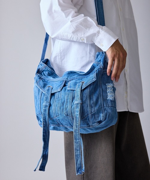 Theater code(シアターコード)の「Wash-Processed Distressed Denim Shoulder Bag / ウォッシュ加工 ダメージデニムショルダーバッグ(ショルダーバッグ・メンズ・ブラック/ライトブルー/ダークブルー・FREE)」の13枚目の写真