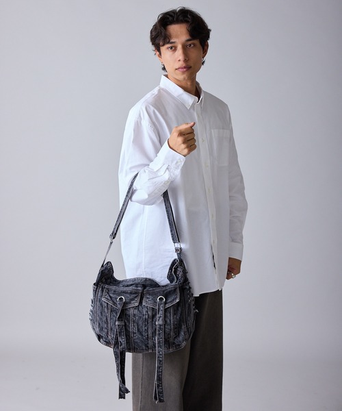 Theater code(シアターコード)の「Wash-Processed Distressed Denim Shoulder Bag / ウォッシュ加工 ダメージデニムショルダーバッグ(ショルダーバッグ・メンズ・ブラック/ライトブルー/ダークブルー・FREE)」の21枚目の写真