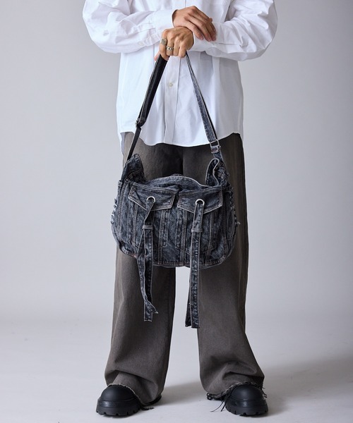 Theater code(シアターコード)の「Wash-Processed Distressed Denim Shoulder Bag / ウォッシュ加工 ダメージデニムショルダーバッグ(ショルダーバッグ・メンズ・ブラック/ライトブルー/ダークブルー・FREE)」の4枚目の写真