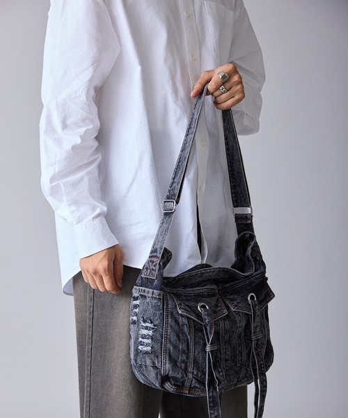 Theater code(シアターコード)の「Wash-Processed Distressed Denim Shoulder Bag / ウォッシュ加工 ダメージデニムショルダーバッグ(ショルダーバッグ・メンズ・ブラック/ライトブルー/ダークブルー・FREE)」の12枚目の写真