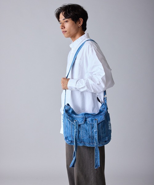 Theater code(シアターコード)の「Wash-Processed Distressed Denim Shoulder Bag / ウォッシュ加工 ダメージデニムショルダーバッグ(ショルダーバッグ・メンズ・ブラック/ライトブルー/ダークブルー・FREE)」の16枚目の写真