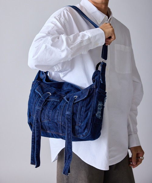 Theater code(シアターコード)の「Wash-Processed Distressed Denim Shoulder Bag / ウォッシュ加工 ダメージデニムショルダーバッグ(ショルダーバッグ・メンズ・ブラック/ライトブルー/ダークブルー・FREE)」の7枚目の写真