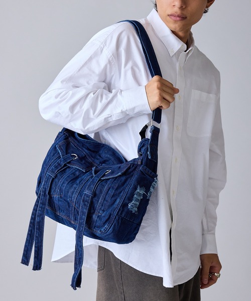 Theater code(シアターコード)の「Wash-Processed Distressed Denim Shoulder Bag / ウォッシュ加工 ダメージデニムショルダーバッグ(ショルダーバッグ・メンズ・ブラック/ライトブルー/ダークブルー・FREE)」の8枚目の写真