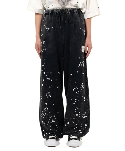 Maison MIHARA YASUHIRO(メゾンミハラヤスヒロ)の「【MIHARAYASUHIRO/ミハラヤスヒロ】EMBELLISHED BLEACHED PANTS(スウェットパンツ・メンズ・グレー/ブラック・46)」の2枚目の写真