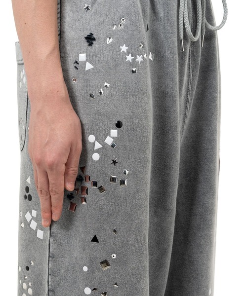 Maison MIHARA YASUHIRO(メゾンミハラヤスヒロ)の「【MIHARAYASUHIRO/ミハラヤスヒロ】EMBELLISHED BLEACHED PANTS(スウェットパンツ・メンズ・グレー/ブラック・46)」の17枚目の写真