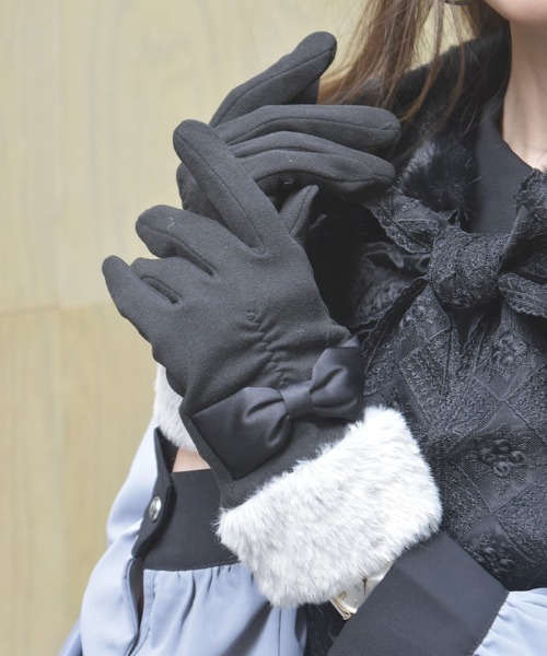 axes femme（アクシーズファム）の「配色サテンリボンファー手袋（手袋・レディース・ブラウン/ベージュ/ブラック・FREE）」の2枚目の写真