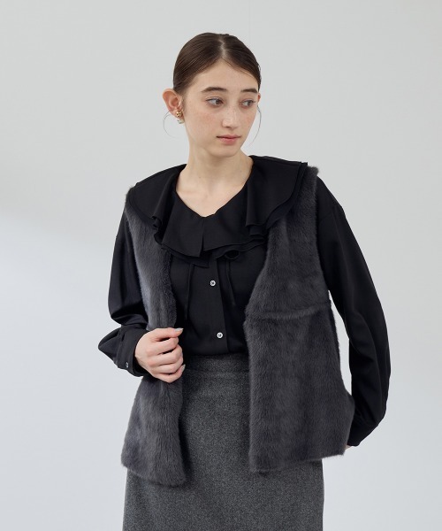 QUEENS COURT（クイーンズコート）の「フェイクムートンファーペプラムジレ（その他アウター・レディース・ダークグレー/ダークベージュ/ベージュ・M）」の2枚目の写真