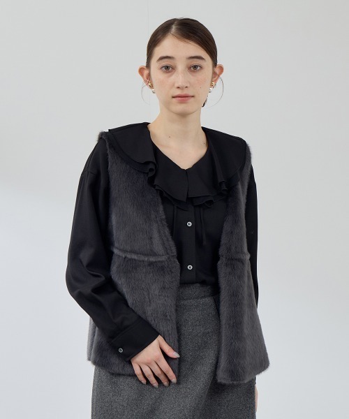 QUEENS COURT（クイーンズコート）の「フェイクムートンファーペプラムジレ（その他アウター・レディース・ダークグレー/ダークベージュ/ベージュ・M）」の7枚目の写真