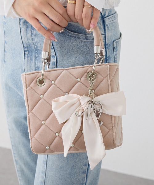 one after another NICE CLAUP（ワンアフターアナザーナイスクラップ）の「【HolidayCollection】チャーム付きキルティングミニバッグ（ショルダーバッグ・レディース・アイボリー/ブラック/ピンク/レッド/ホワイト系その他・FREE）」の11枚目の写真