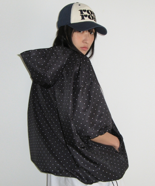 RONRON(ロンロン)の「HOODED HALF SLEEVE WINDBREAKER BLACK WHITE DOT(マウンテンパーカー・レディース・その他・FREE)」の2枚目の写真