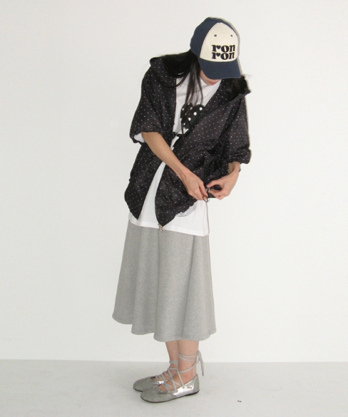 RONRON(ロンロン)の「HOODED HALF SLEEVE WINDBREAKER BLACK WHITE DOT(マウンテンパーカー・レディース・その他・FREE)」の3枚目の写真