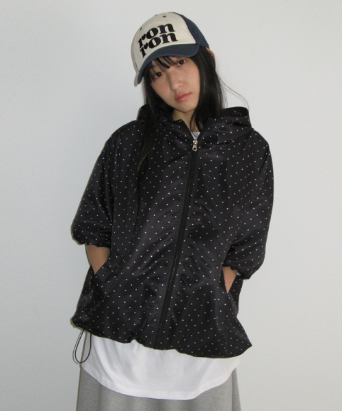 RONRON(ロンロン)の「HOODED HALF SLEEVE WINDBREAKER BLACK WHITE DOT(マウンテンパーカー・レディース・その他・FREE)」の4枚目の写真