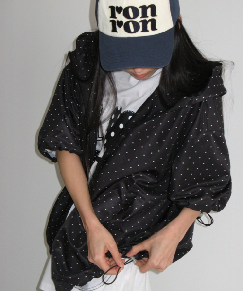 RONRON(ロンロン)の「HOODED HALF SLEEVE WINDBREAKER BLACK WHITE DOT(マウンテンパーカー・レディース・その他・FREE)」の5枚目の写真