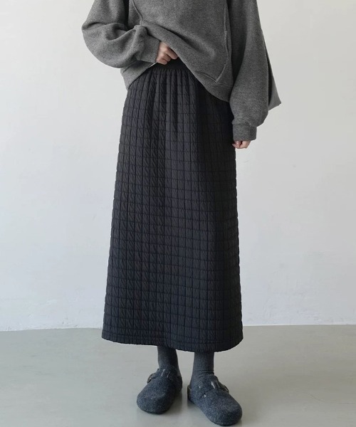 ONEP STAR(ワンピスター)の「スリット入りキルティングスカート(スカート・レディース・ブラック/ベージュ・SMALL/MEDIUM/LARGE)」の3枚目の写真