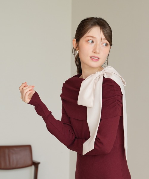 ASTORIA ODIER（アストリアオディール）の「アシメリボンオフショルニットワンピース（ワンピース・レディース・チャコールグレー/ブラック/ピンクベージュ/ワイン・MEDIUM）」の17枚目の写真
