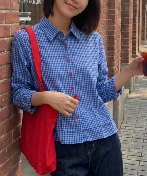 cammie（キャミー）の「裾フリルストライプシャツ（シャツ/ブラウス・レディース・ブルー・M/L/XL）」の3枚目の写真