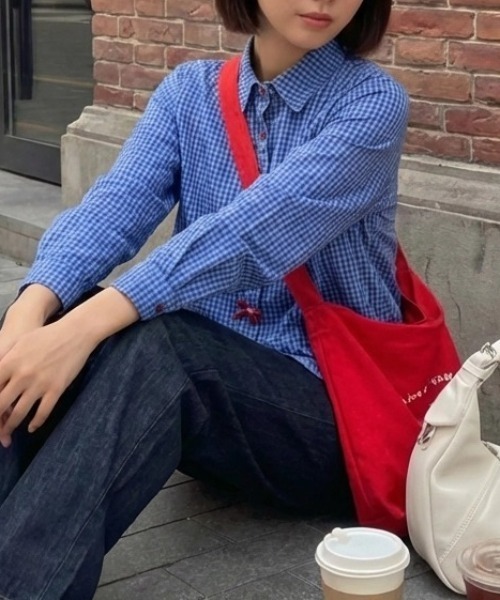 cammie（キャミー）の「裾フリルストライプシャツ（シャツ/ブラウス・レディース・ブルー・M/L/XL）」の2枚目の写真