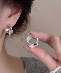 幅広いスタイリングにマッチするねじれフープピアス